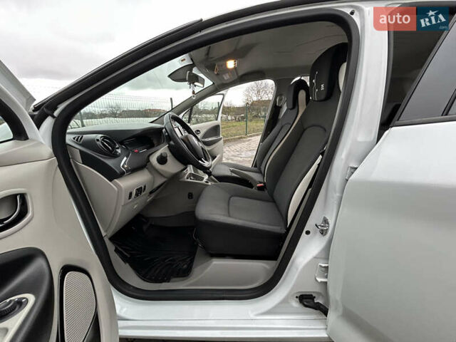 Білий Рено Зое, об'ємом двигуна 0 л та пробігом 87 тис. км за 7800 $, фото 8 на Automoto.ua