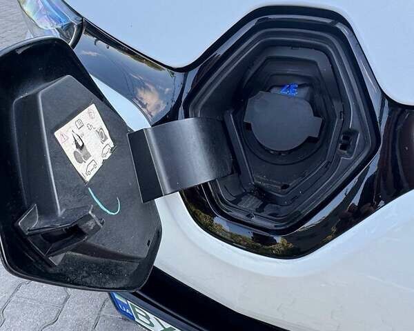 Білий Рено Зое, об'ємом двигуна 0 л та пробігом 100 тис. км за 7800 $, фото 18 на Automoto.ua