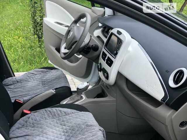 Белый Рено Зое, объемом двигателя 0 л и пробегом 100 тыс. км за 8299 $, фото 20 на Automoto.ua