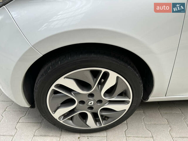 Білий Рено Зое, об'ємом двигуна 0 л та пробігом 134 тис. км за 6399 $, фото 19 на Automoto.ua