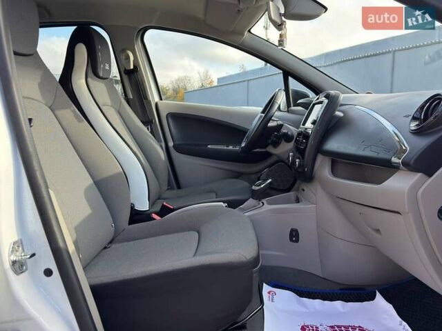 Белый Рено Зое, объемом двигателя 0 л и пробегом 89 тыс. км за 8500 $, фото 16 на Automoto.ua