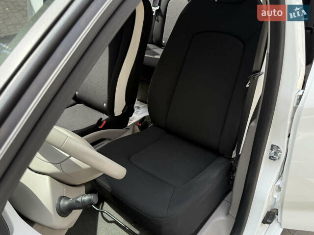 Белый Рено Зое, объемом двигателя 0 л и пробегом 50 тыс. км за 7650 $, фото 20 на Automoto.ua