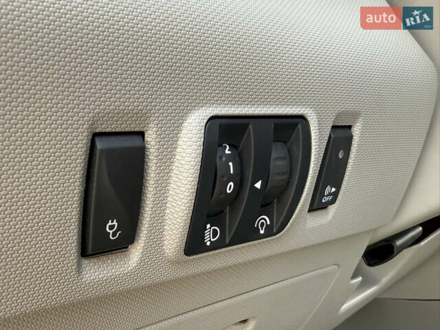 Белый Рено Зое, объемом двигателя 0 л и пробегом 50 тыс. км за 7650 $, фото 22 на Automoto.ua