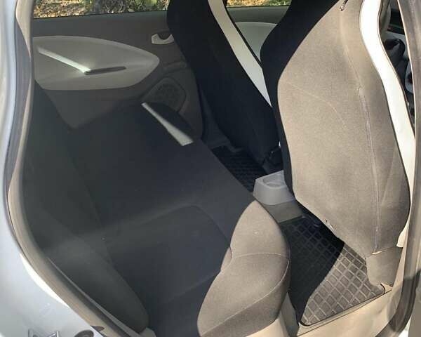 Белый Рено Зое, объемом двигателя 0 л и пробегом 92 тыс. км за 6800 $, фото 9 на Automoto.ua
