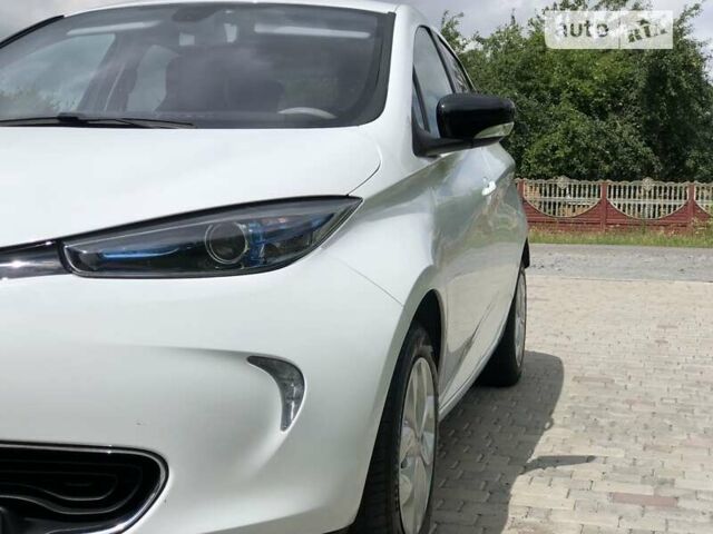Белый Рено Зое, объемом двигателя 0 л и пробегом 100 тыс. км за 8299 $, фото 3 на Automoto.ua