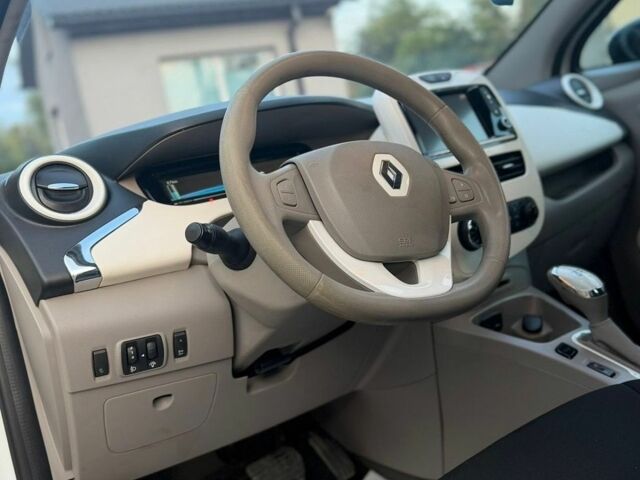 Білий Рено Зое, об'ємом двигуна 0 л та пробігом 90 тис. км за 6400 $, фото 6 на Automoto.ua
