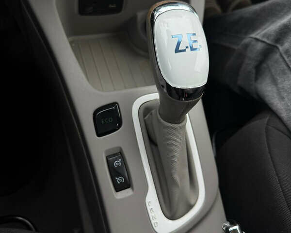 Білий Рено Зое, об'ємом двигуна 0 л та пробігом 148 тис. км за 6550 $, фото 4 на Automoto.ua