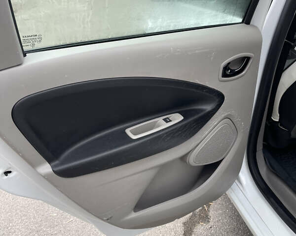 Белый Рено Зое, объемом двигателя 0 л и пробегом 115 тыс. км за 7100 $, фото 20 на Automoto.ua