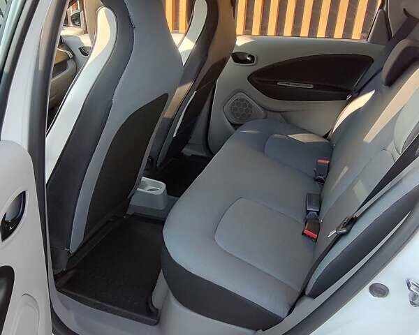 Белый Рено Зое, объемом двигателя 0 л и пробегом 62 тыс. км за 6750 $, фото 9 на Automoto.ua