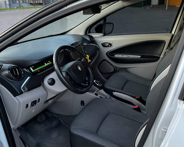 Белый Рено Зое, объемом двигателя 0 л и пробегом 72 тыс. км за 8100 $, фото 11 на Automoto.ua