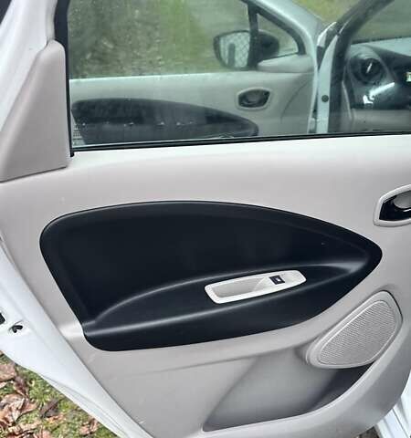 Белый Рено Зое, объемом двигателя 0 л и пробегом 147 тыс. км за 7000 $, фото 10 на Automoto.ua