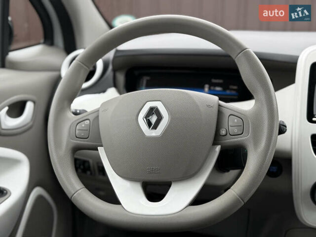 Белый Рено Зое, объемом двигателя 0 л и пробегом 125 тыс. км за 6700 $, фото 28 на Automoto.ua