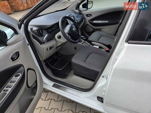 Белый Рено Зое, объемом двигателя 0 л и пробегом 147 тыс. км за 5900 $, фото 14 на Automoto.ua