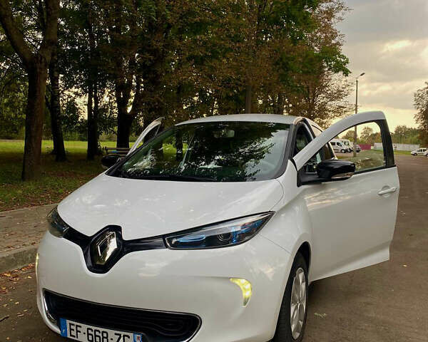 Белый Рено Зое, объемом двигателя 0 л и пробегом 104 тыс. км за 6500 $, фото 1 на Automoto.ua