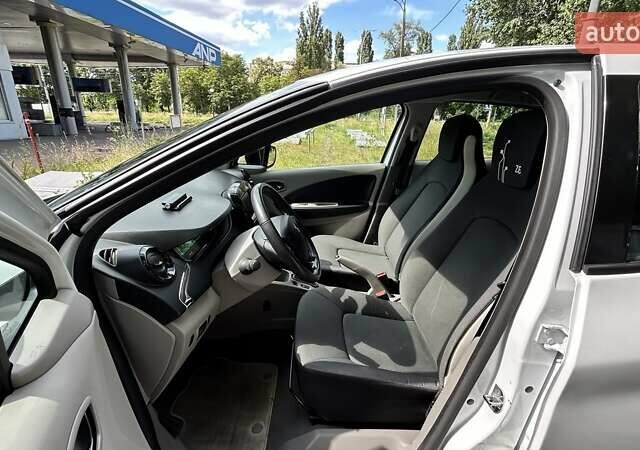 Белый Рено Зое, объемом двигателя 0 л и пробегом 94 тыс. км за 7500 $, фото 12 на Automoto.ua