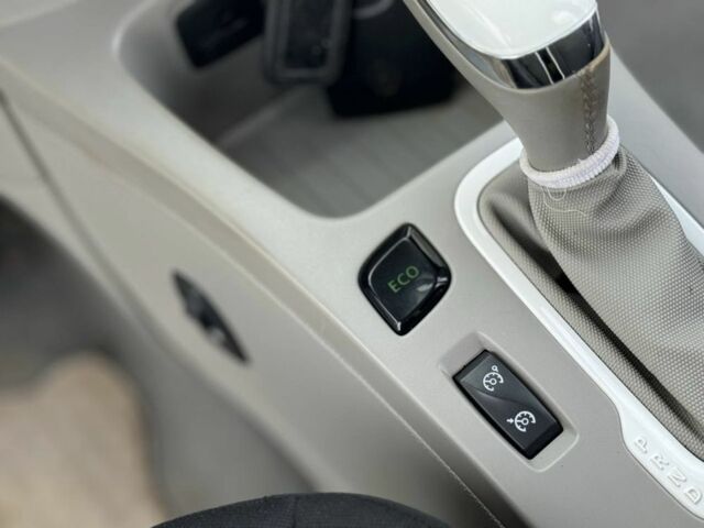 Белый Рено Зое, объемом двигателя 0 л и пробегом 164 тыс. км за 5999 $, фото 10 на Automoto.ua