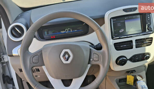 Белый Рено Зое, объемом двигателя 0 л и пробегом 116 тыс. км за 6900 $, фото 11 на Automoto.ua