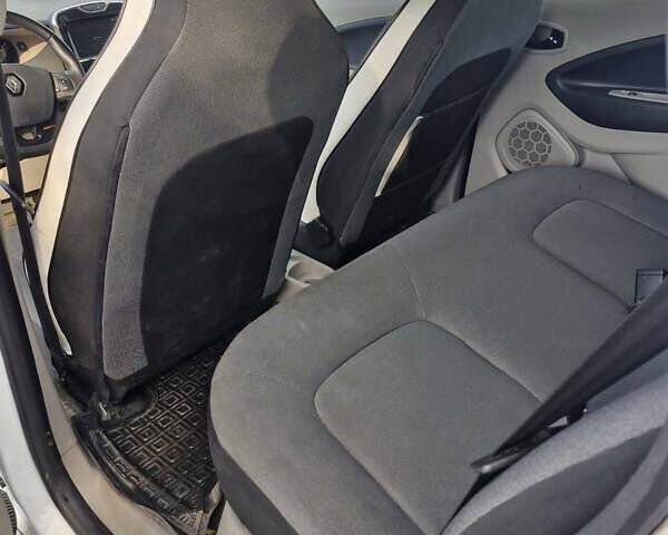 Белый Рено Зое, объемом двигателя 0 л и пробегом 82 тыс. км за 8200 $, фото 5 на Automoto.ua