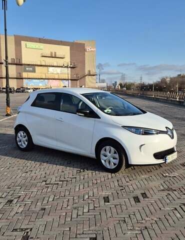 Белый Рено Зое, объемом двигателя 0 л и пробегом 84 тыс. км за 9600 $, фото 2 на Automoto.ua