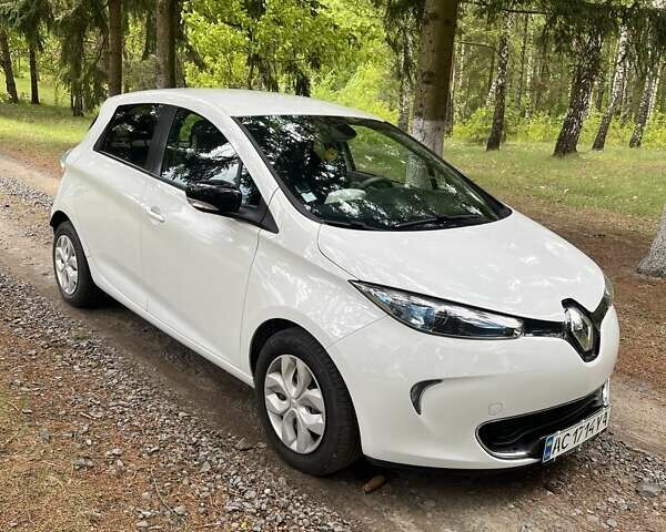 Белый Рено Зое, объемом двигателя 0 л и пробегом 108 тыс. км за 7400 $, фото 1 на Automoto.ua