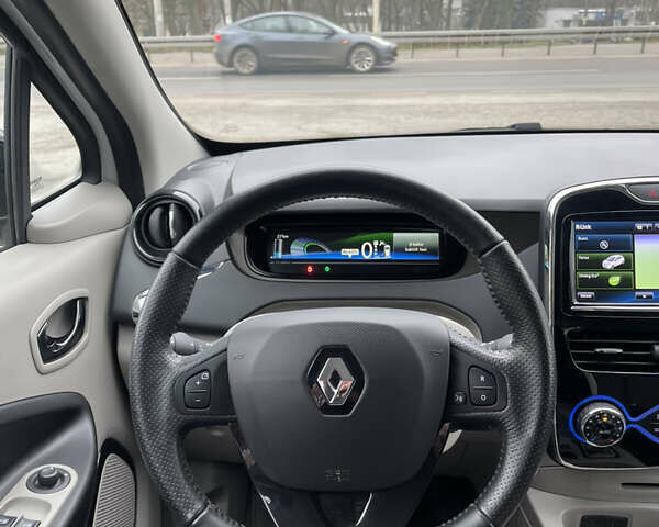 Белый Рено Зое, объемом двигателя 0 л и пробегом 115 тыс. км за 7100 $, фото 11 на Automoto.ua