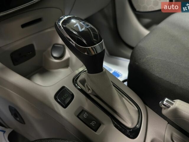Белый Рено Зое, объемом двигателя 0 л и пробегом 121 тыс. км за 7500 $, фото 11 на Automoto.ua