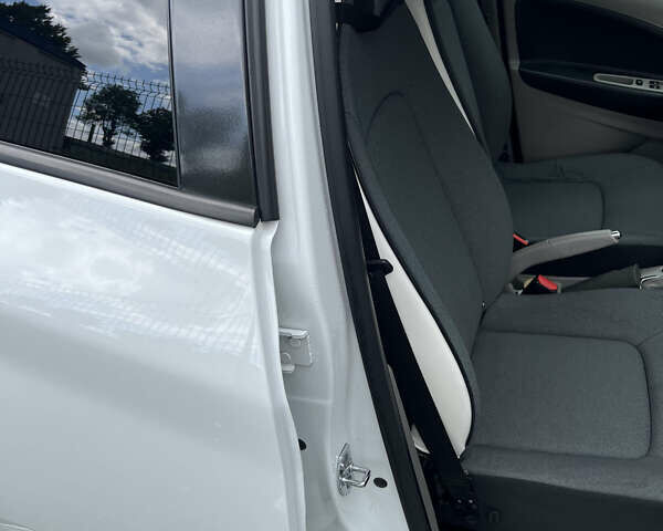 Белый Рено Зое, объемом двигателя 0 л и пробегом 89 тыс. км за 8200 $, фото 8 на Automoto.ua