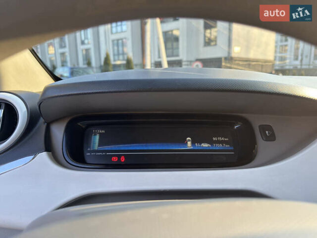 Белый Рено Зое, объемом двигателя 0 л и пробегом 90 тыс. км за 6400 $, фото 27 на Automoto.ua