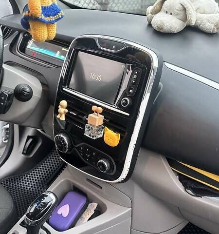 Белый Рено Зое, объемом двигателя 0 л и пробегом 147 тыс. км за 7000 $, фото 13 на Automoto.ua