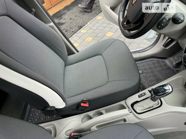 Білий Рено Зое, об'ємом двигуна 0 л та пробігом 68 тис. км за 8000 $, фото 70 на Automoto.ua
