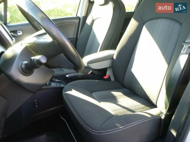 Белый Рено Зое, объемом двигателя 0 л и пробегом 81 тыс. км за 10300 $, фото 33 на Automoto.ua