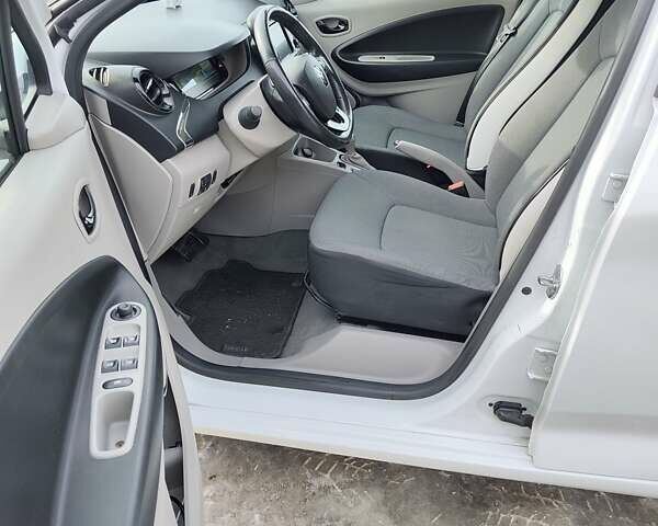 Білий Рено Зое, об'ємом двигуна 0 л та пробігом 106 тис. км за 6800 $, фото 11 на Automoto.ua