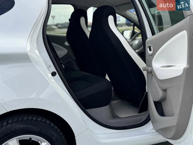 Белый Рено Зое, объемом двигателя 0 л и пробегом 164 тыс. км за 5999 $, фото 33 на Automoto.ua