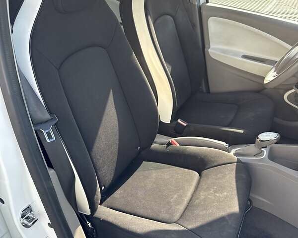 Белый Рено Зое, объемом двигателя 0 л и пробегом 147 тыс. км за 5900 $, фото 19 на Automoto.ua