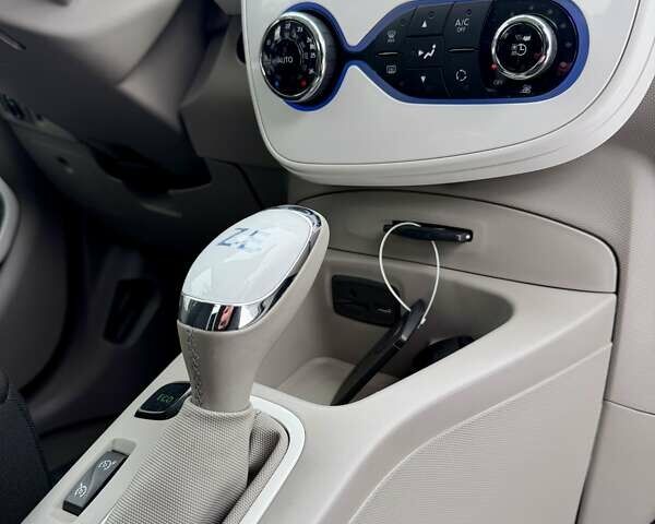 Белый Рено Зое, объемом двигателя 0 л и пробегом 41 тыс. км за 7100 $, фото 37 на Automoto.ua