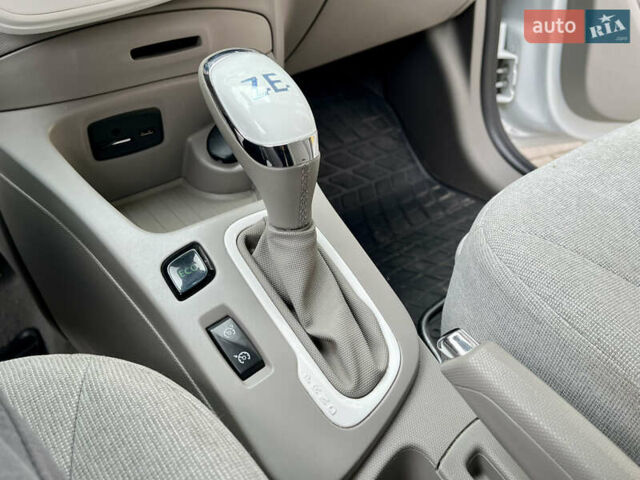 Белый Рено Зое, объемом двигателя 0 л и пробегом 108 тыс. км за 6499 $, фото 22 на Automoto.ua