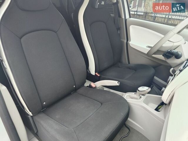 Белый Рено Зое, объемом двигателя 0 л и пробегом 128 тыс. км за 6555 $, фото 39 на Automoto.ua