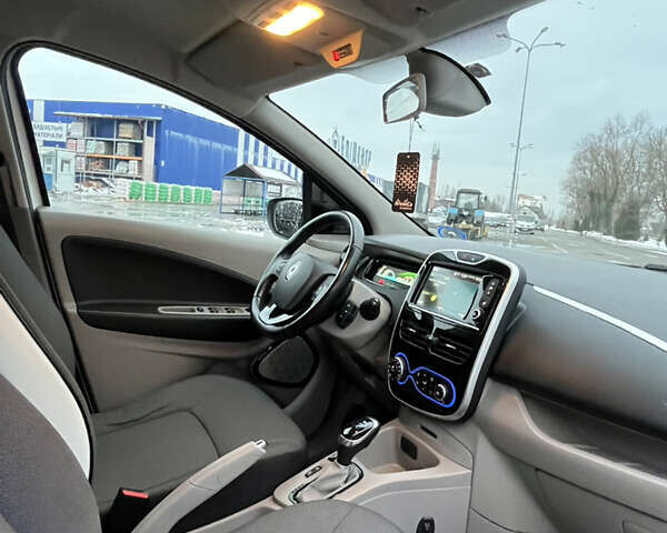 Білий Рено Зое, об'ємом двигуна 0 л та пробігом 114 тис. км за 7299 $, фото 11 на Automoto.ua