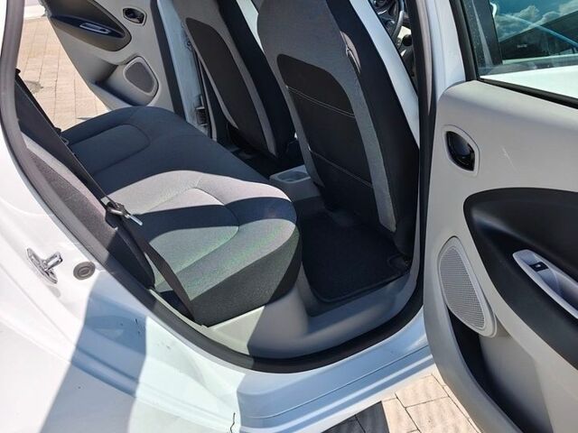 Белый Рено Зое, объемом двигателя 0 л и пробегом 116 тыс. км за 6700 $, фото 9 на Automoto.ua