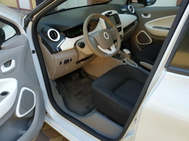 Белый Рено Зое, объемом двигателя 0 л и пробегом 145 тыс. км за 5950 $, фото 9 на Automoto.ua