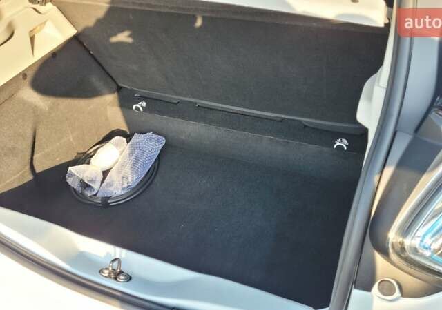 Белый Рено Зое, объемом двигателя 0 л и пробегом 113 тыс. км за 7200 $, фото 23 на Automoto.ua