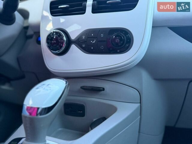 Білий Рено Зое, об'ємом двигуна 0 л та пробігом 90 тис. км за 6400 $, фото 29 на Automoto.ua