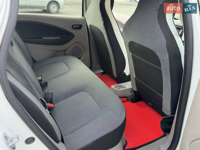 Белый Рено Зое, объемом двигателя 0 л и пробегом 75 тыс. км за 6400 $, фото 13 на Automoto.ua