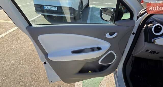 Білий Рено Зое, об'ємом двигуна 0 л та пробігом 192 тис. км за 5700 $, фото 26 на Automoto.ua