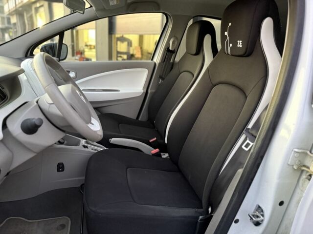 Белый Рено Зое, объемом двигателя 0 л и пробегом 86 тыс. км за 7200 $, фото 5 на Automoto.ua