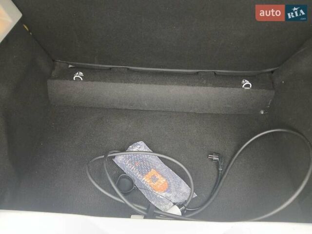 Білий Рено Зое, об'ємом двигуна 0 л та пробігом 71 тис. км за 6700 $, фото 13 на Automoto.ua