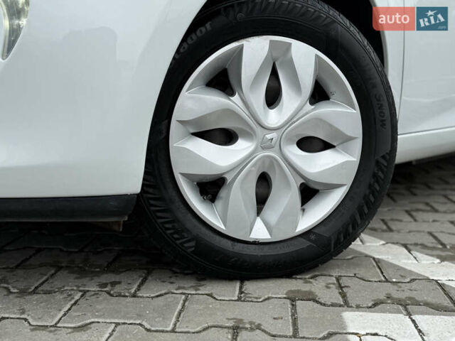 Белый Рено Зое, объемом двигателя 0 л и пробегом 125 тыс. км за 6700 $, фото 5 на Automoto.ua