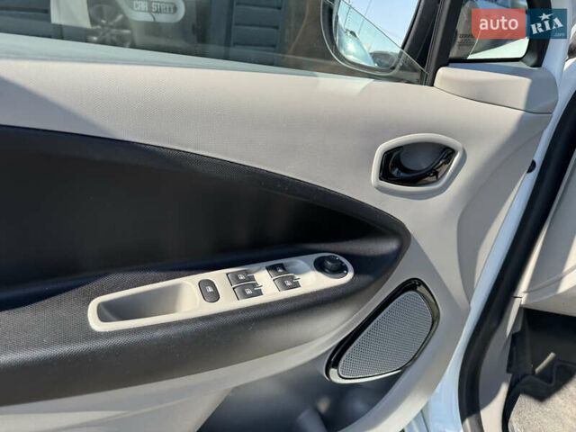 Білий Рено Зое, об'ємом двигуна 0 л та пробігом 98 тис. км за 6900 $, фото 51 на Automoto.ua