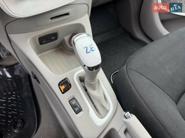 Білий Рено Зое, об'ємом двигуна 0 л та пробігом 80 тис. км за 5800 $, фото 14 на Automoto.ua