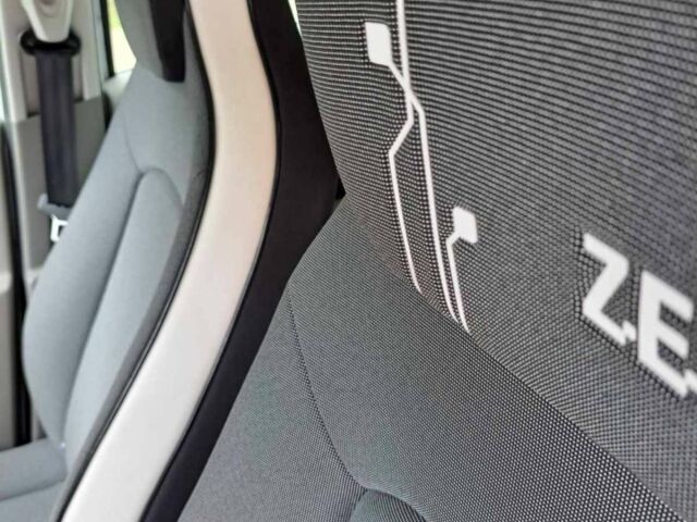 Белый Рено Зое, объемом двигателя 0 л и пробегом 65 тыс. км за 8000 $, фото 7 на Automoto.ua